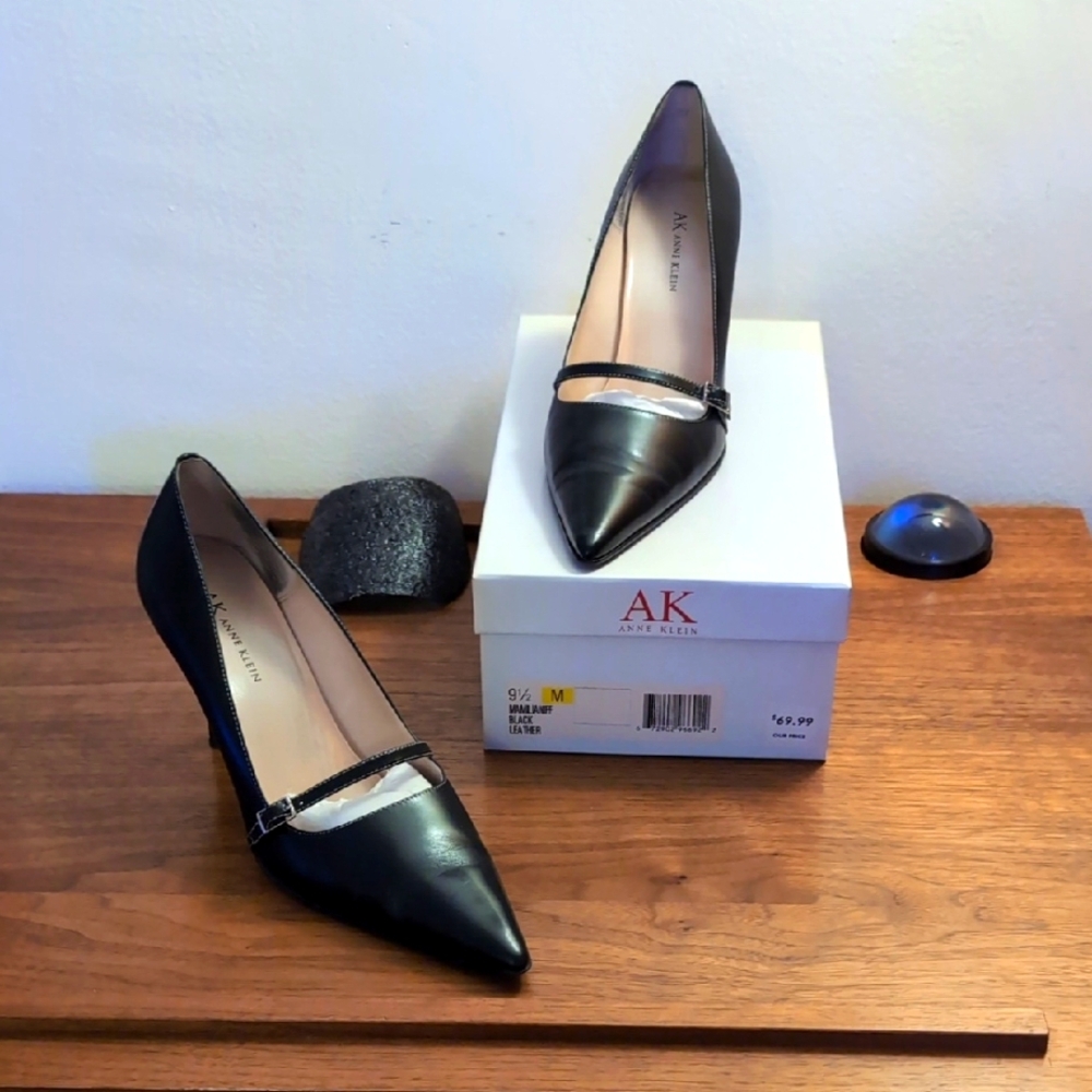 Anne Klein Black Heels with Pointed Toe and Stiletto Design